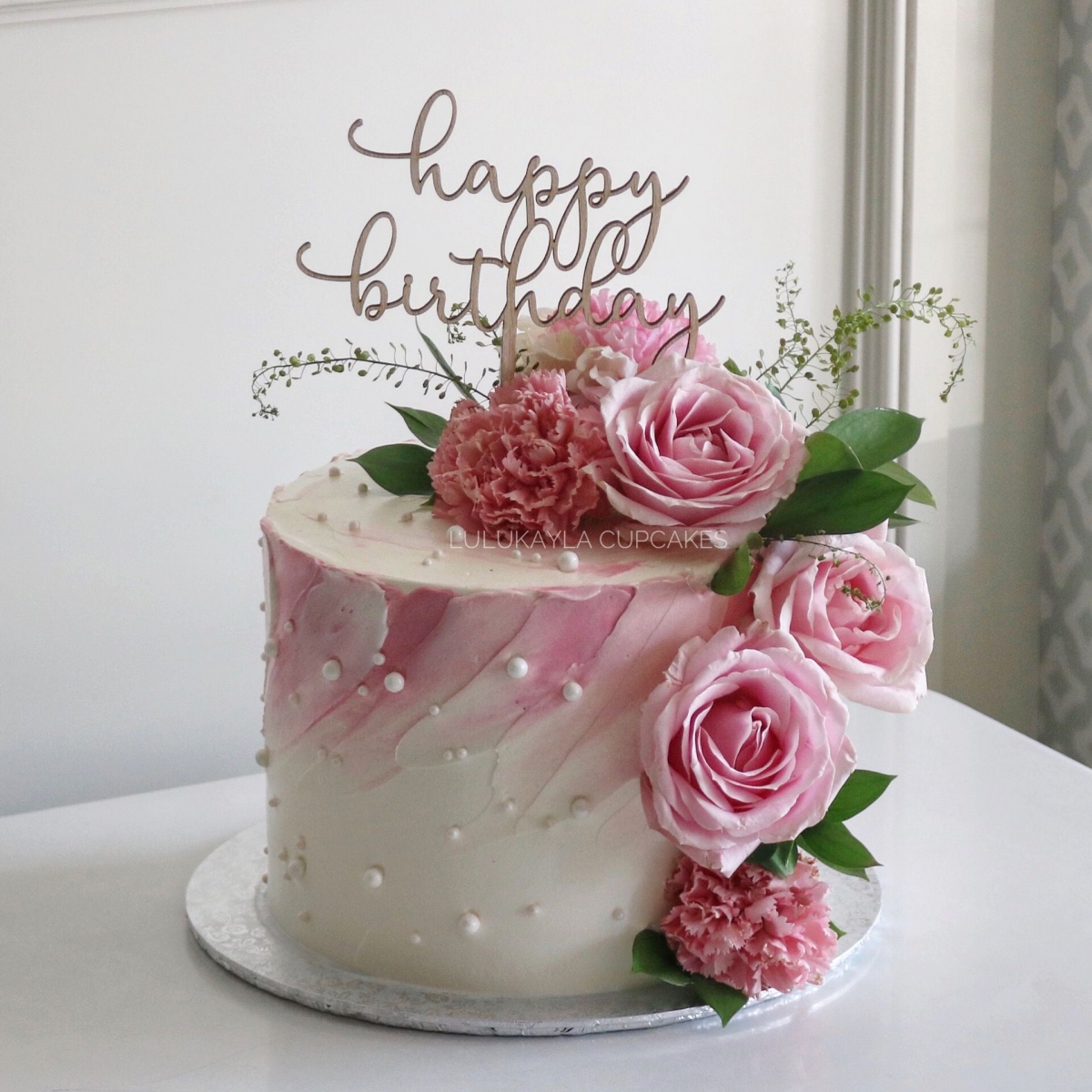 Choose flowers and beautiful birthday cakes for your loved ones