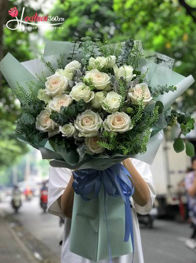 Fresh white Ohara rose bouquet