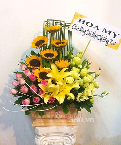 Flower box to congratulate colleagues on birthday