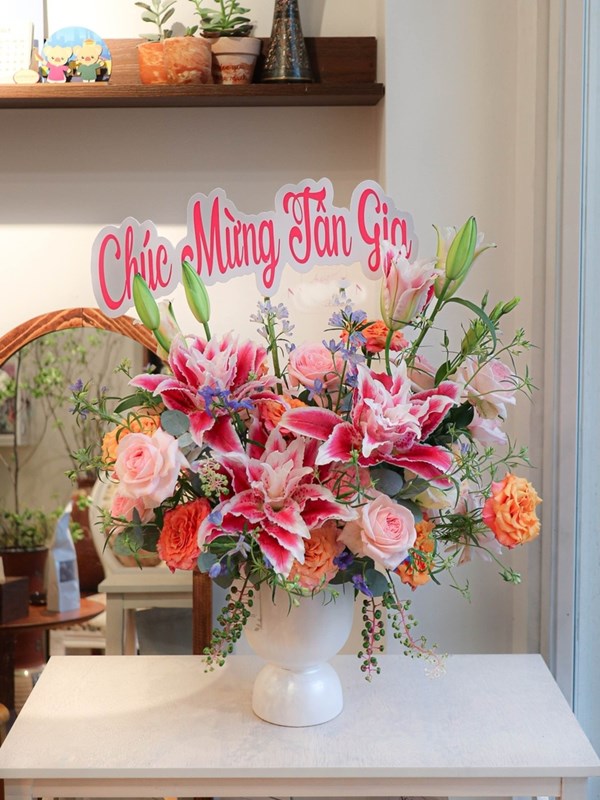 lily-vase-flower-arrangement