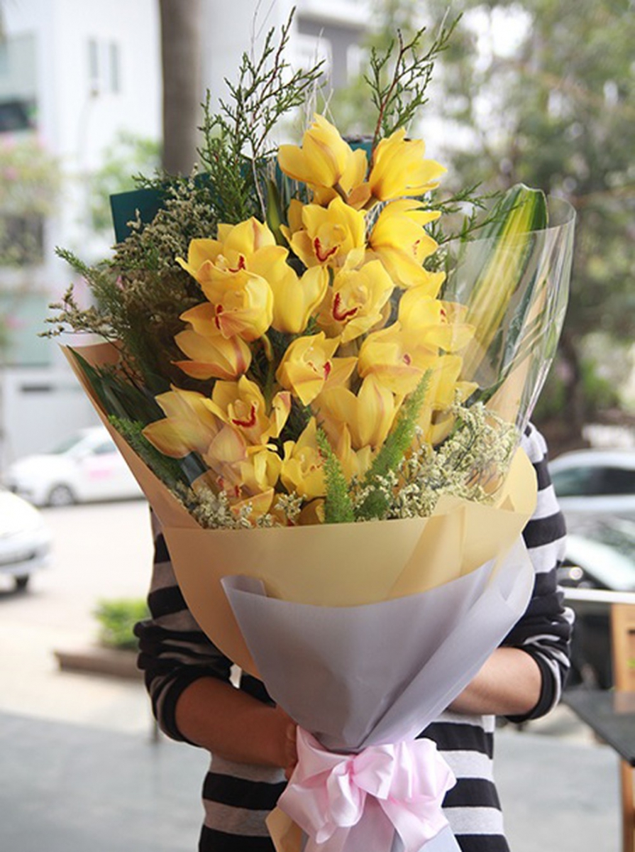 bó hoa địa lan vàng rực rỡ ngày mới