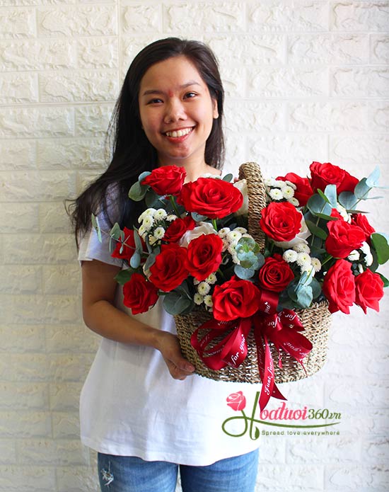 Basket of red roses - Brilliant summer