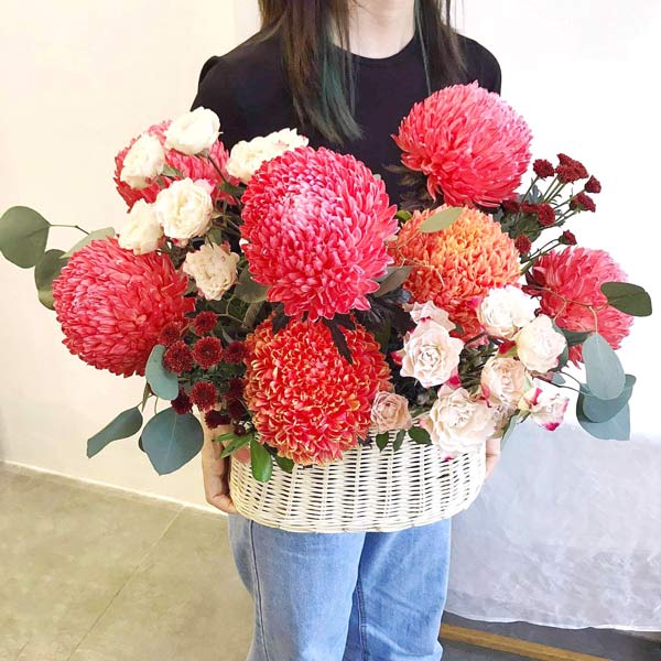 Red chrysanthemum peony combined with roses