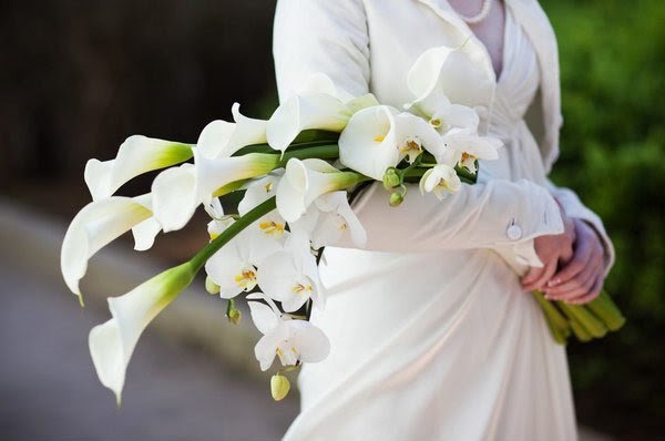 Hoa cầm tay cô dâu dáng dài
