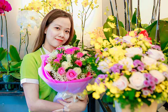 Nhân viên shop hoa tươi Đống Đa