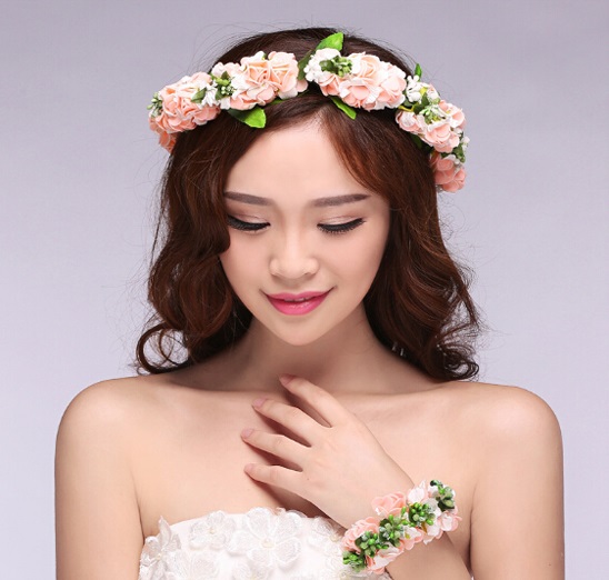 Vòng hoa đồi đầu xinh xắn - Cô dâu tỏa nắng trong ngày cưới